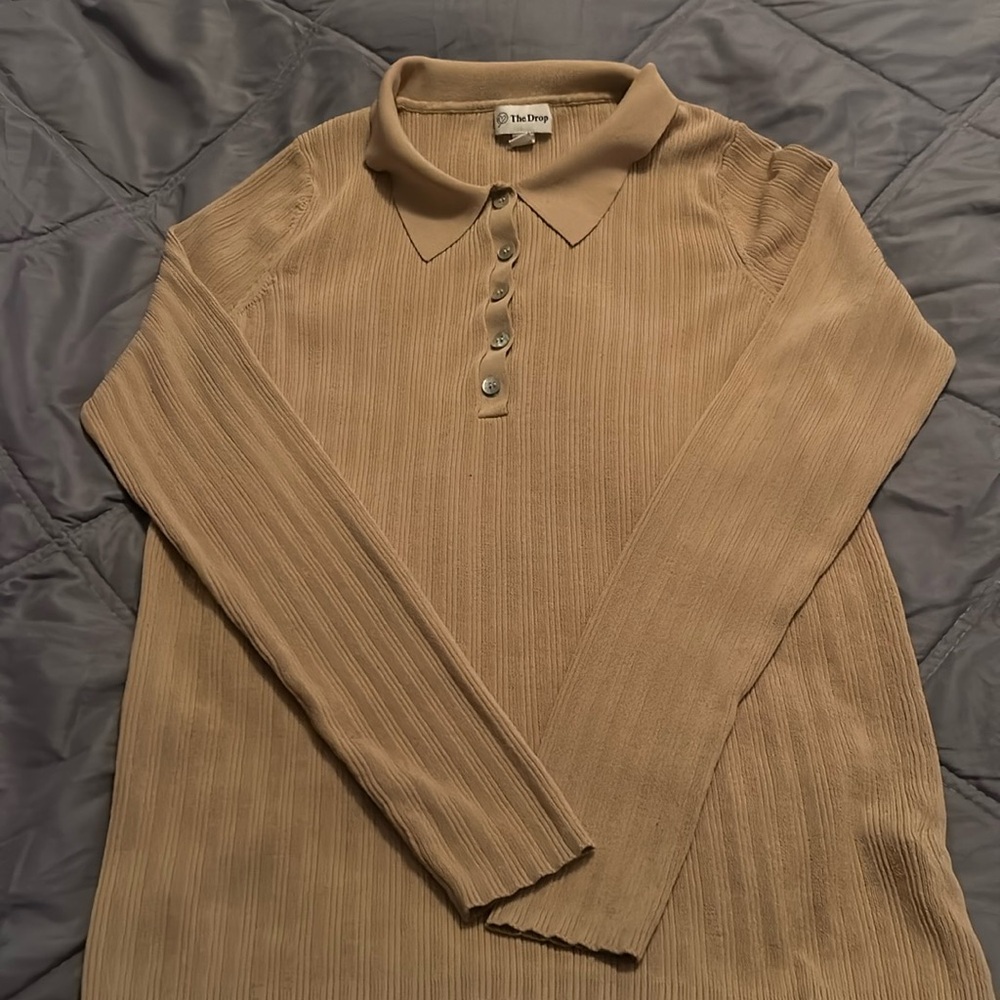 The Drop tan collar button ribbed polyester shirt size Large